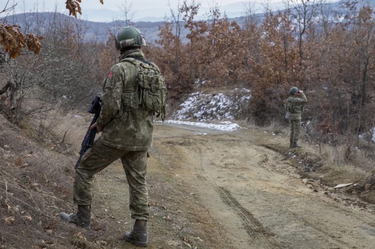 KFOR-i: Ushtarët kryejnë patrullime gjatë ditës dhe natës në pikën kufitare mes Kosovës dhe Serbisë