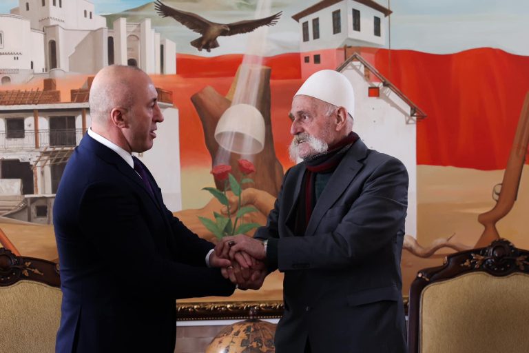Haradinaj viziton familjen Jashari: Liria e shteti ynë i ka rrënjët në Prekazin legjendar