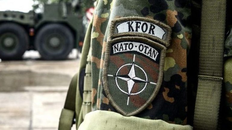 Kamionë me mjete të blinduara luftarake futen në Kosovë nën përcjelljen e KFOR-it