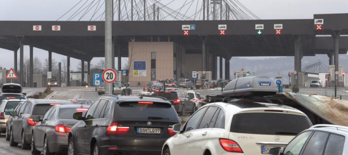 Paralajmërimi i serbëve për bllokim të rrugëve, qytetarëve u kërkohet të mos udhëtojnë përmes Merdares
