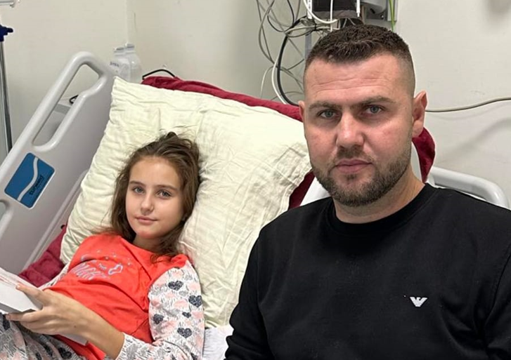Mblidhen mjetet e nevojshme për shërimin e Amra Mjekiqit
