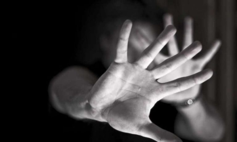 E kërcënoi me thikë dhe tentoi t’i prejë organin gjenital – Gruaja shpëton nga sulmi i partnerit, autori në arrati