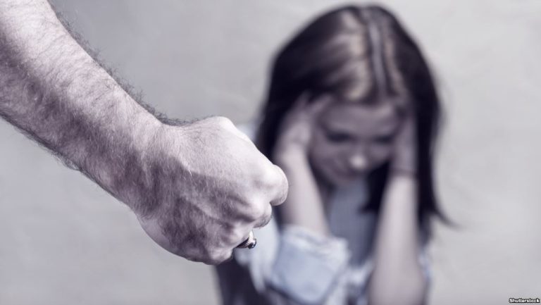 “Trutë n’tokë t’i qes..”, 32-vjeçarja kërcënohet nga kunati, ia ndalon të qëndrojë në shtëpinë e burrit