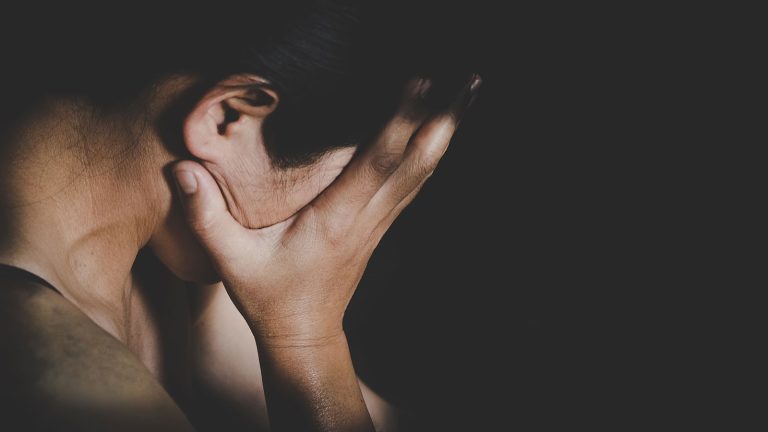 Dhunë në një familje në Vushtrri, burri dëbon gruan dhe fëmijët nga shtëpia
