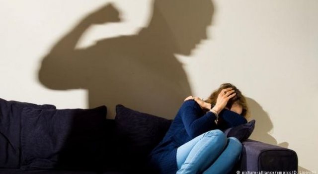Nëna i bën presion vajzës të mos ndahet nga burri, e lejon dhëndrin ta rrah para syve të saj