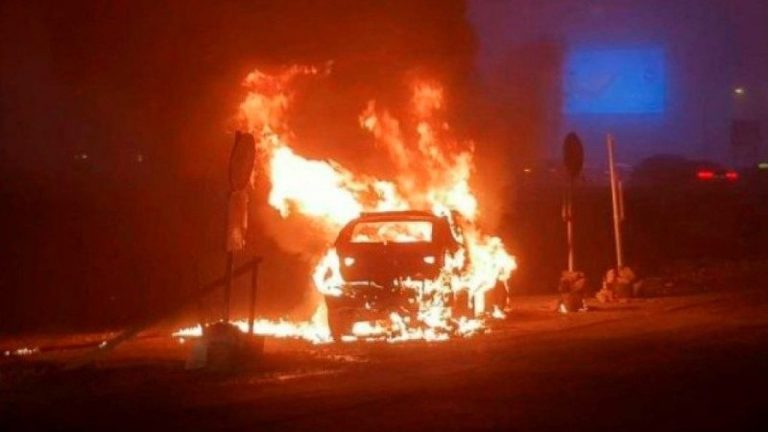 Digjet një veturë me targa serbe në Leposaviq