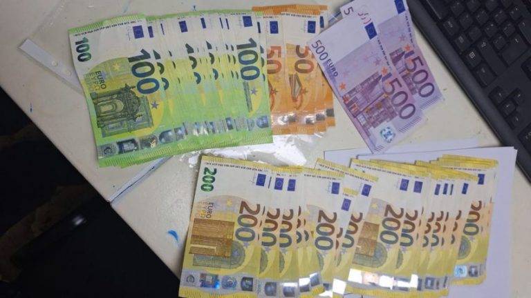 Dogana kap mbi 13 mijë euro të padeklaruara në Bërnjak