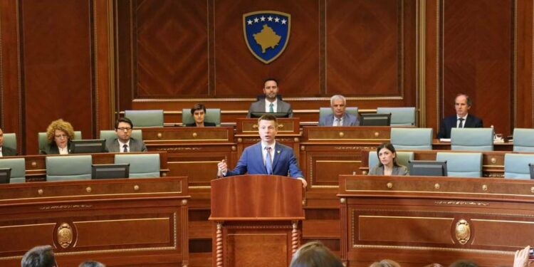 Deputeti ukrainas porosi për Kosovën: Armatosuni, askush nuk ju mbron