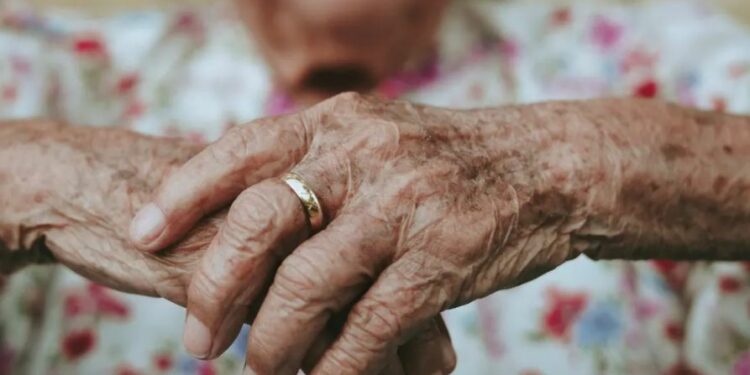Nusja ushtron dhunë ndaj vjehrrës 70-vjeçare, tenton ta largojë nga banesa