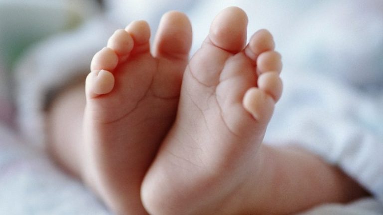 14-vjeçarja sjell në jetë një foshnjë, shoqërohet në Polici personi me të cilin bashkëjeton