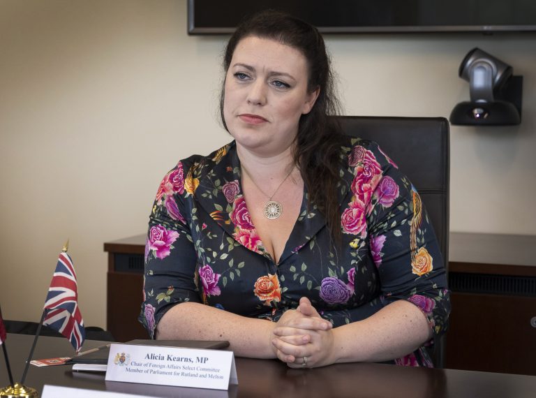Kearns – ambasadorit Hovenier: Ku është balanci? A i reaguat kështu Serbisë kur i rrëmbeu policët? Jo