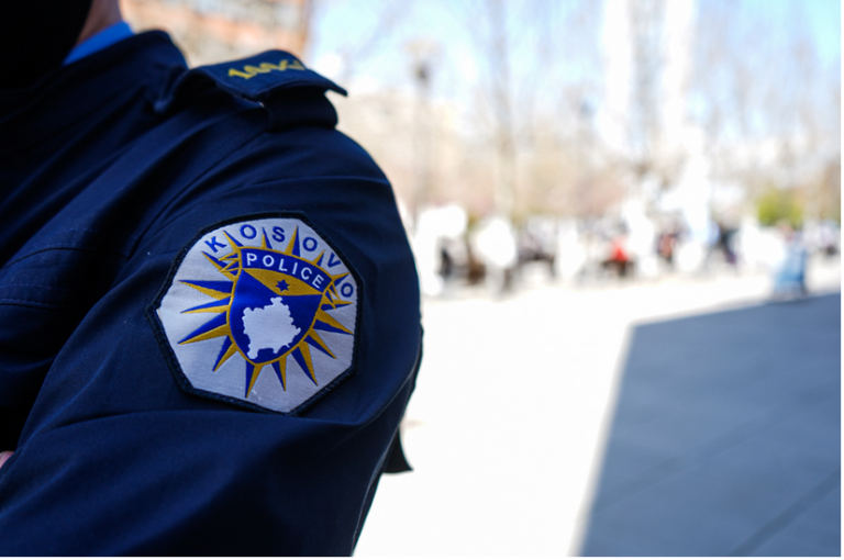 Policia e Kosovës bastis një fabrikë në Bërnjak, prezent edhe ministri Sveçla
