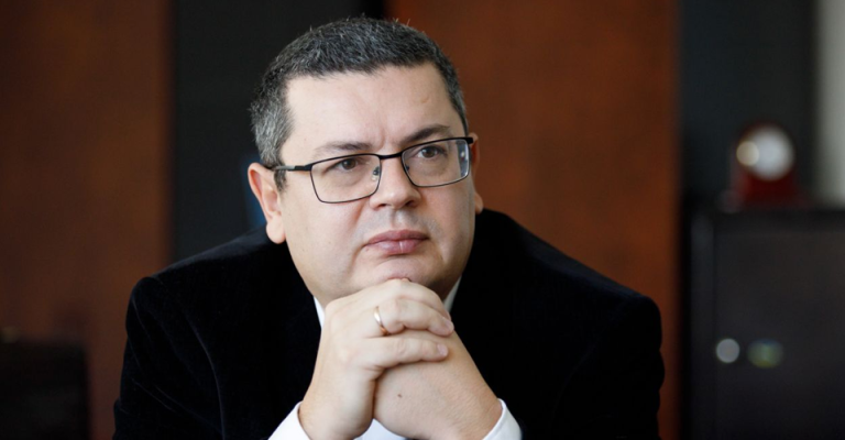 Deputeti ukrainas: Zelensky në Tiranë për të krijuar paqe në Rajon, ngrit shqetësimet për tensione midis Kosovës dhe Serbisë