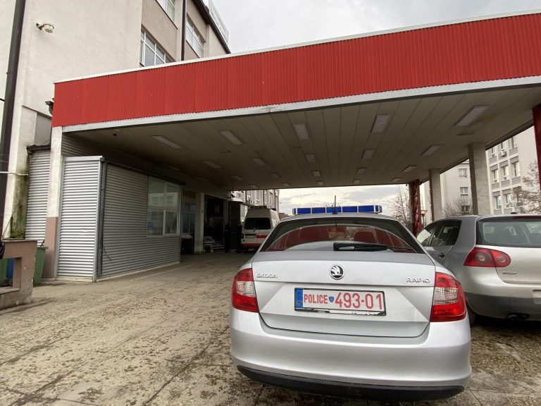 E rëndë: I mituri vetëplagoset me armë zjarri, dërgohet në QKUK