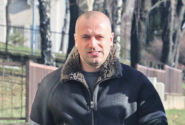 Zubin Potoku mbushet me foto të Radoiçiqit dhe mbishkrime, nisin hetimet për nxitje të urrejtjes dhe përçarjes