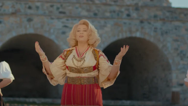 Shkurte Fejza dhe Gresa Behluli i këndojnë shqiptarisë dhe ‘amanetit të nanës’ në këngën e re