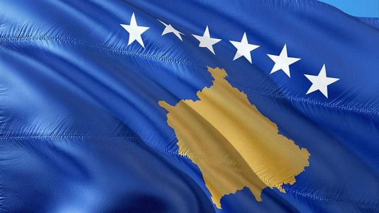 Persona të panjohur djegin flamurin e Kosovës në Zveçan, nisin hetimet