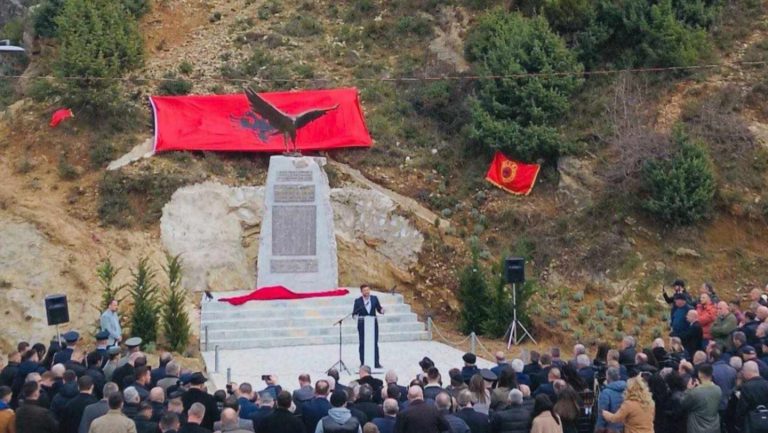 Në Tiranë ngritet memoriali përkujtimor për grupet e para stërvitore ushtarake të UÇK-së