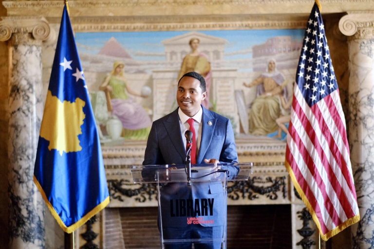 Torres: Është vendimtare për SHBA-në ta mbështes Kosovën – Serbia një satelit në orbitën e Rusisë