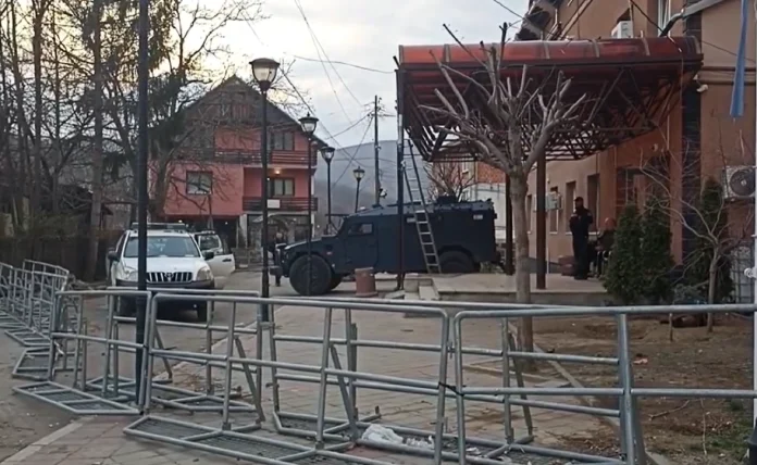 Pas tërheqjes së KFOR-it nga ndërtesa komunale e Zveçanit, aty vendoset autoblinda e Njësisë Speciale