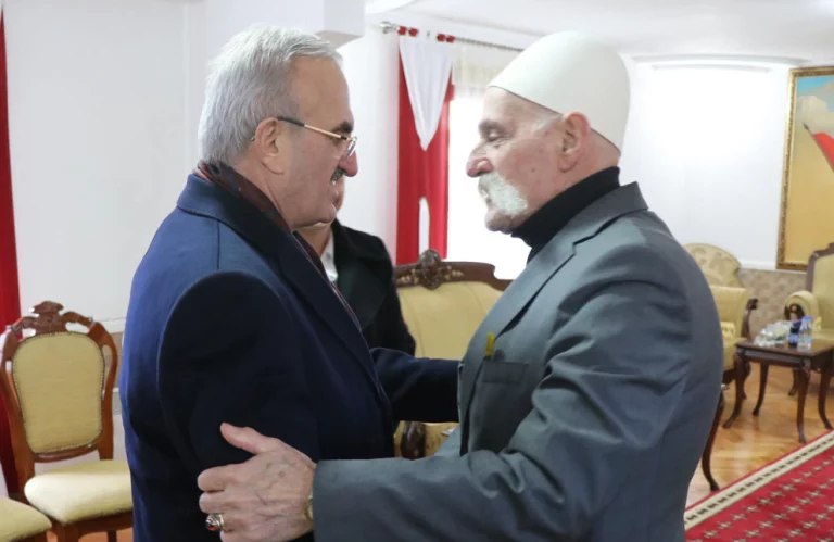 Zëvendësministri i Punëve të Brendshme të Turqisë bën homazhe në Prekaz, takohet me Rifat Jasharin