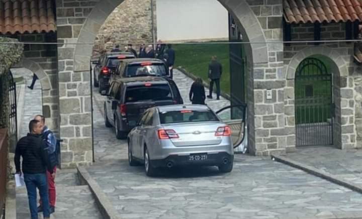 Escobar shkon për vizitë te Manastiri i Deçanit