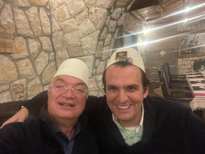 Me plisa në kokë, Xhavit Haliti poston fotografi me Ukën, djalin e Rugovës