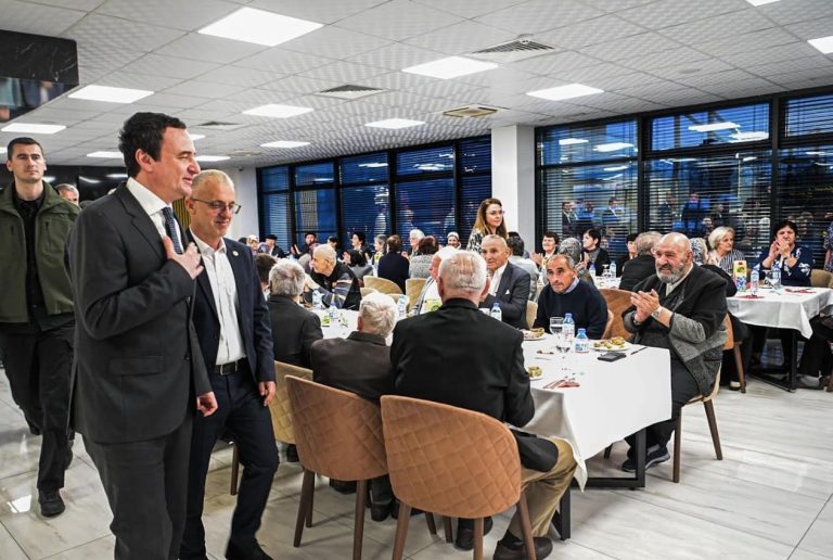 Kurti bëri iftar në Shtëpinë e të Moshuarve në Gjinoc