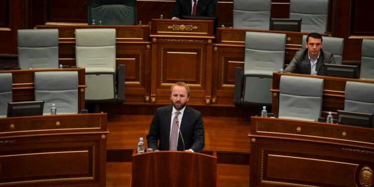 Abelard Tahiri bënë premtim publik: Nëse Kurti bëhet kryeministër edhe një herë, unë e lë mandatin e deputetit