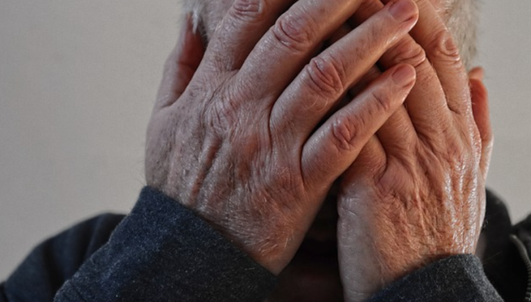 E dhimbshme: 35-vjeçari e bën për spital babanë e moshuar