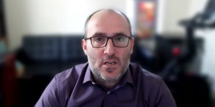 Bleron Baraliu shpërthen ndaj Kurtit: Qyqar, fjalëmadh, punëhiç, gënjeshtar e narcisist më përmasa historike