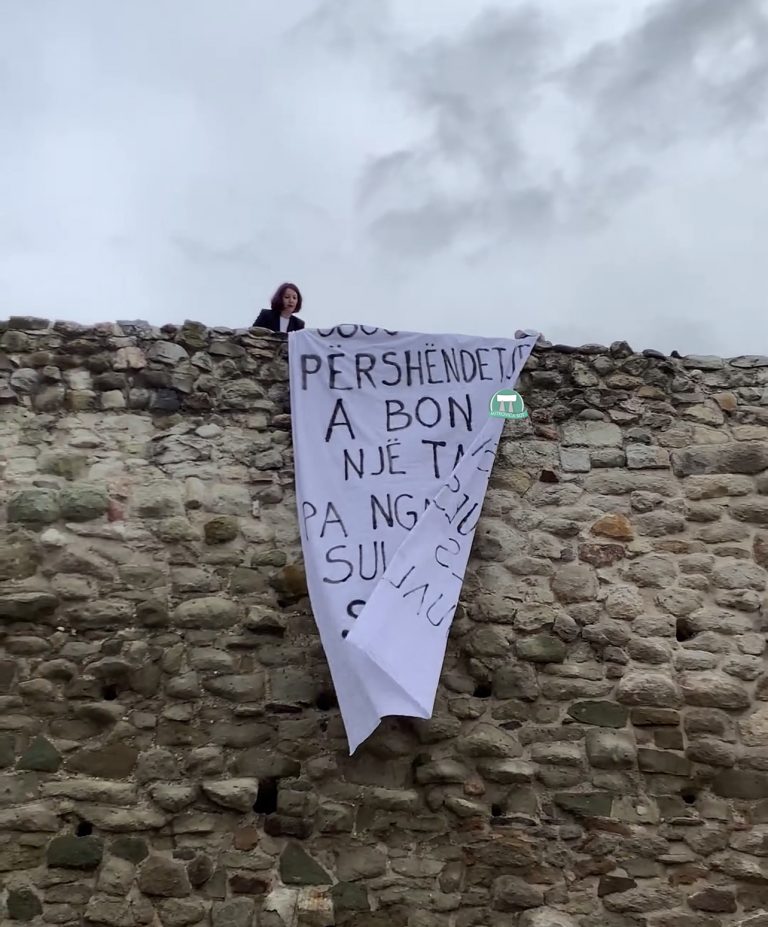 Organizata feministe “Fourth Wave” organizoi protestë kundër ngacmimeve seksuale nga shoferët e taksive