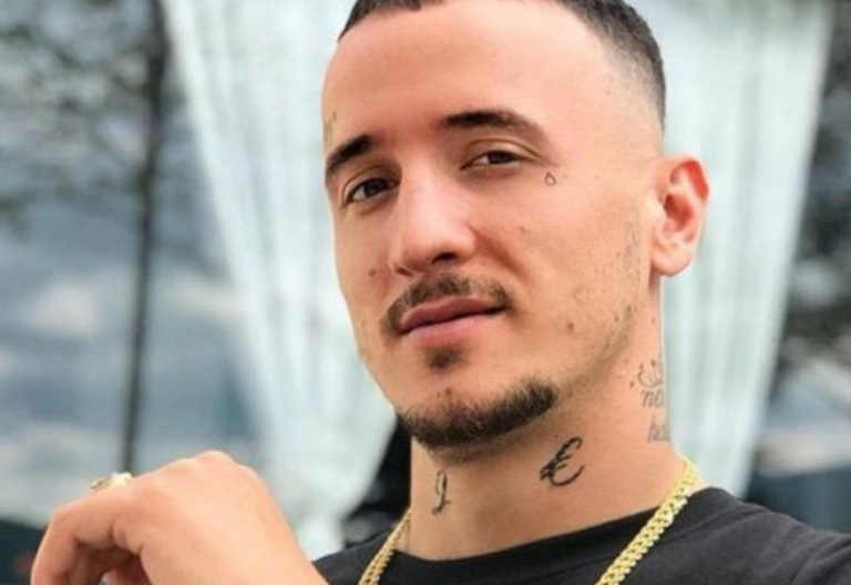 Getinjo publikon një fotografi duke falur namazin në xhami