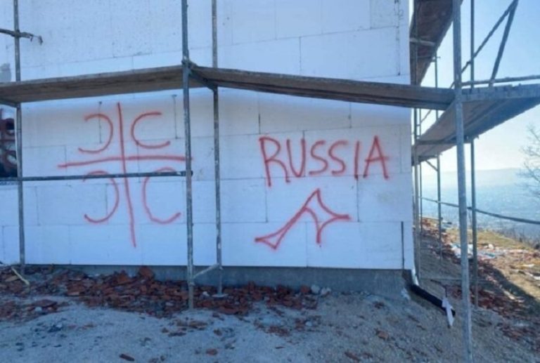Sërish grafite serbe në një shtëpi të pa banuar te Kroi i Vitakut në Mitrovicë