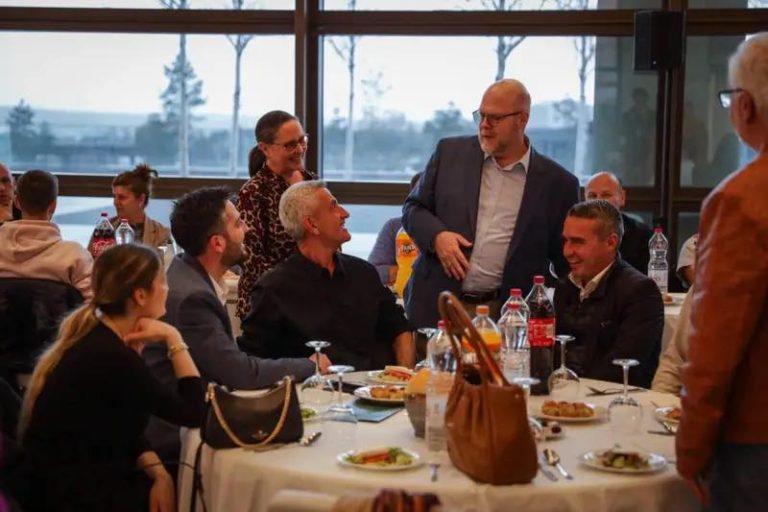 Hovenieri bën iftar me punëtorët e ambasadës