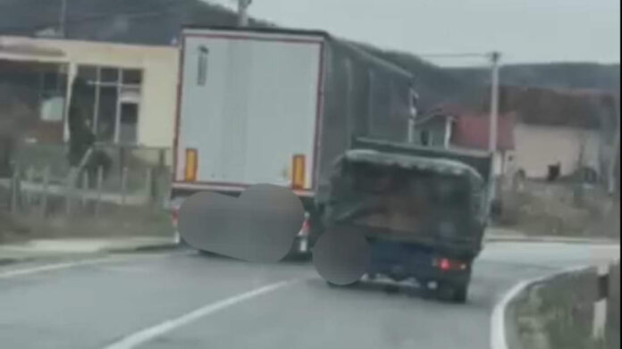 Kamioni tejkaloi në vijë të plotë, Policia e Mitrovicës e gjobitë rëndë