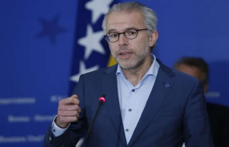 Eurodeputeti Reuten: Sanksionuam Kosovën jo agresorin, duhen hapa ndaj Vuçiqit e Dodikut