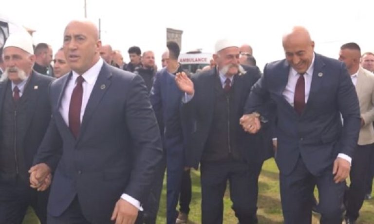Rifat Jashari e Ramush Haradinaj dorë për dore, momente gazmore mes tyre në Gllogjan
