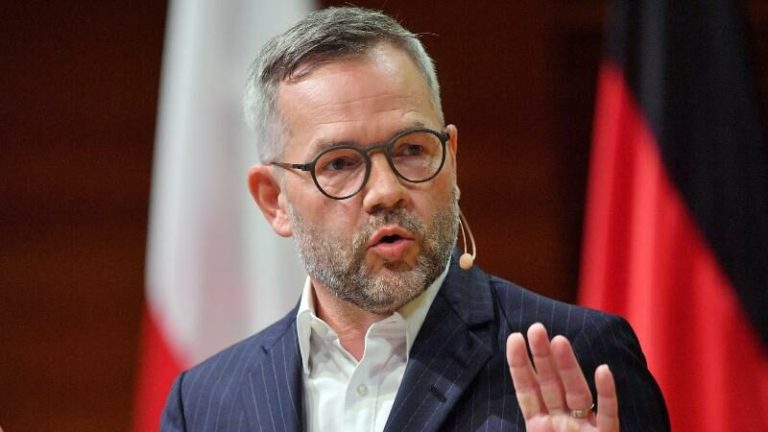 Roth: Serbia në krye me Vuçiqin s’mund të hyjë në BE