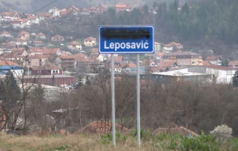 Arrestohet në Veri serbi që dëmtoi shenjat e trafikut në gjuhën shqipe