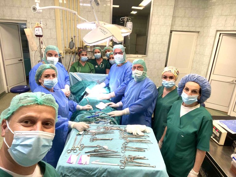 Kryhet një intervenim i madh kirurgjik te një pacient 61-vjeçar me tumor në Spitalin e Pejës