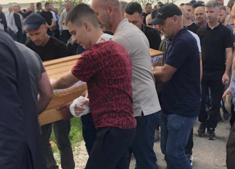 Vëllai 15-vjeçar që u plagos dje bart kufomën e motrës së tij që u vra në Ferizaj