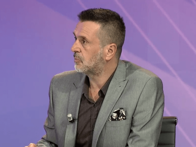Gazetari Astrit Gashi i jep fund beqarisë, fejohet me gazetaren e njohur