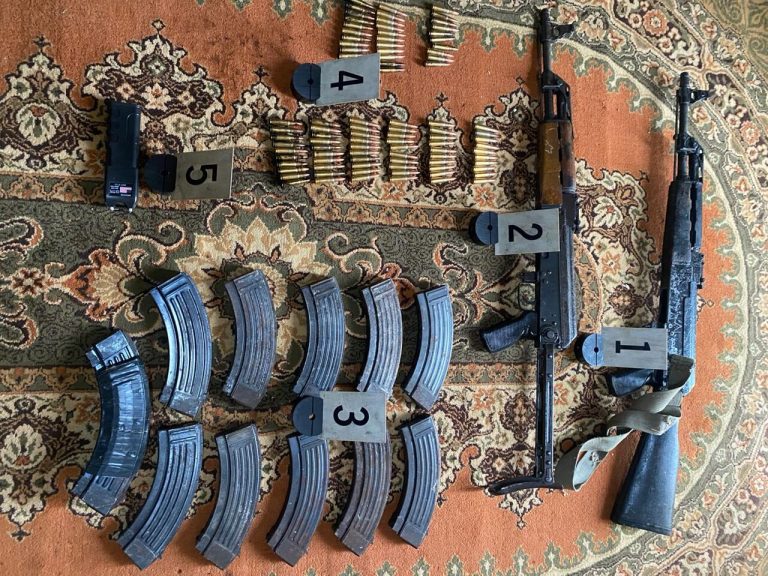 Policia gjen në tavanin e një shtëpie në Zveçan dy AK-47, disa karikatorë dhe sasi municioni