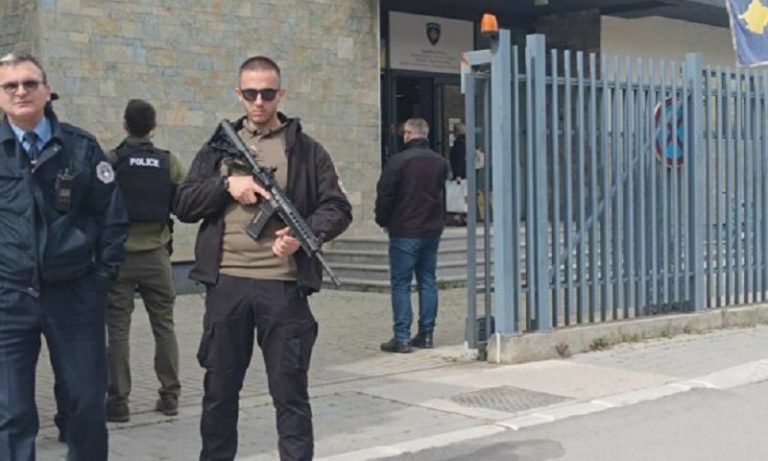 Kurti vazhdon qëndrimin në veri, tash shkon në Mitrovicën e Veriut