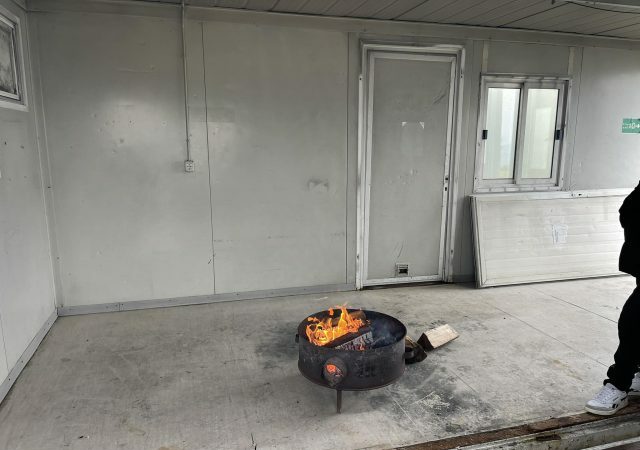 Kushtet e mjerueshme të punës së komisionerëve në qendrën alternative në Leposaviq