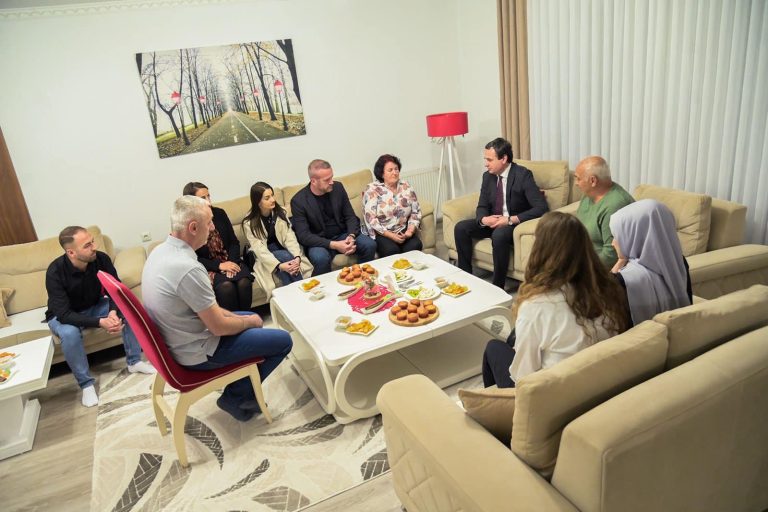 Kurti viziton familjen e Nurije Kabashi-Vojvoda, forcat serbe ia vranë disa anëtarë të familjes