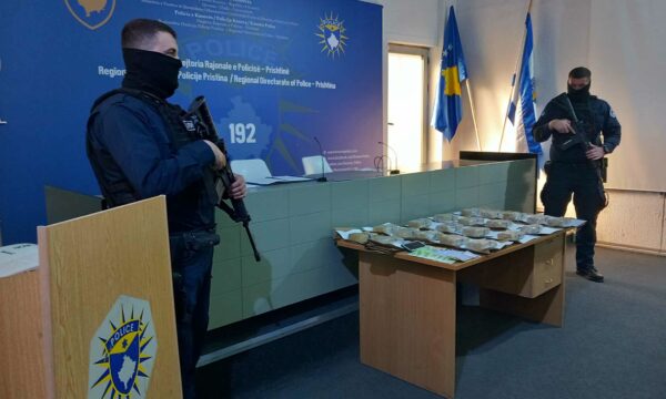 Kapen 10 kg heroinë në një automjet me targa kroate në Merdar, Policia e arreston shoferin kosovar