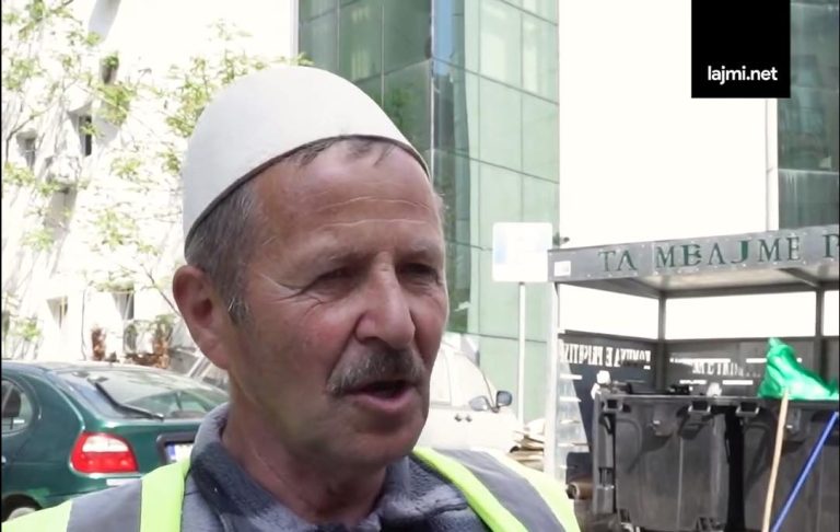 Punonjësi i pastrimit që nuk heç plisin nga koka edhe gjatë orarit të punës