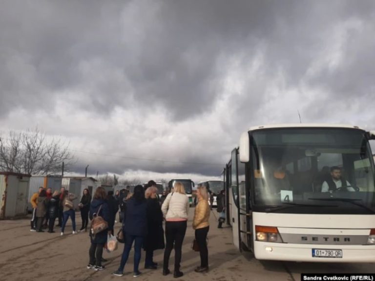 Tre të rinj i çuan brenda, 11 autobusë me rreth 600 udhëtarë janë të bllokuar – kosovari tregon për situatën në kufirin Serbi-Kroaci